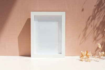 白色的木框玻璃窗
